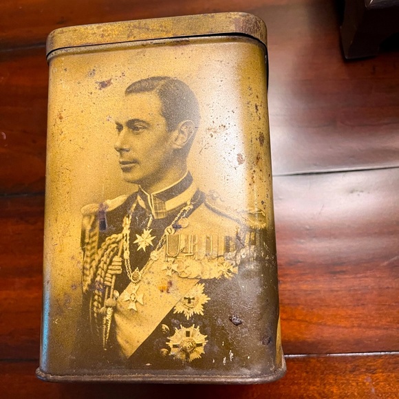 1930’s Tin - Duke and Duchess of York and daughters Elizabeth and Margaret - Picture 3 of 11